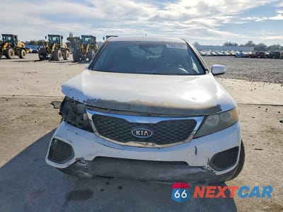 Piąte zdjęcie samochodu w środku: 2013 KIA SORENTO LX VIN:5XYKT3A17DG359029 - miniatura