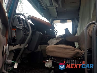 Piąte zdjęcie samochodu w środku: 2007 VOLVO VNL SEMI TRUCK VIN:4V4NC9TJ57N480527 - miniatura