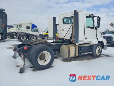 Czwarte zdjęcie samochodu z boku: 2016 VOLVO VNL SEMI TRUCK VIN:4V4N39TG4GN965567 - miniatura