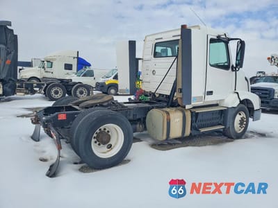 Czwarte zdjęcie samochodu z boku: 2016 VOLVO VNL SEMI TRUCK VIN:4V4N39TG4GN965567 - miniatura