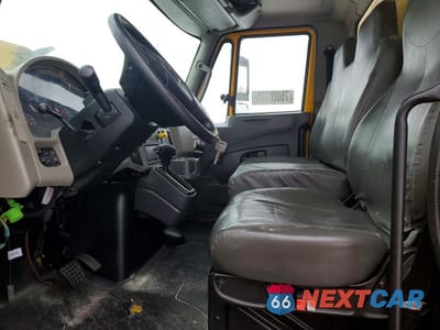 Piąte zdjęcie samochodu w środku: 2018 INTERNATIONAL 4000 4300 - SEMI TRUCK VIN:1HTMMMML0JH207365 - miniatura