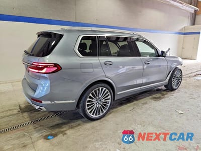 Trzecie zdjęcie samochodu z tyłu: 2025 BMW X7 XDRIVE40I VIN:5UX23EM07S9Z89841 - miniatura