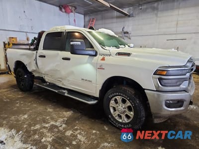 Czwarte zdjęcie samochodu z boku: 2026 RAM 2500 BIG HORN VIN:3C6UR5DLXTG163674 - miniatura