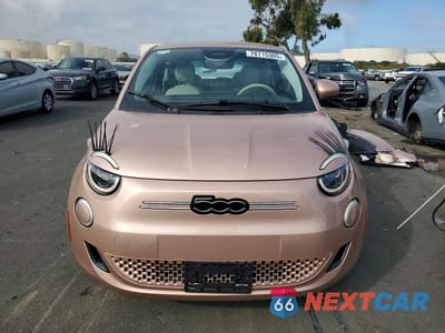 Piąte zdjęcie samochodu w środku: 2024 FIAT 500 E LA PRIMA VIN:ZFAFFAC42RX208048 - miniatura