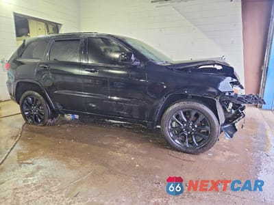 Czwarte zdjęcie samochodu z boku: 2020 JEEP GRAND CHEROKEE LAREDO VIN:1C4RJFAGXLC144967 - miniatura