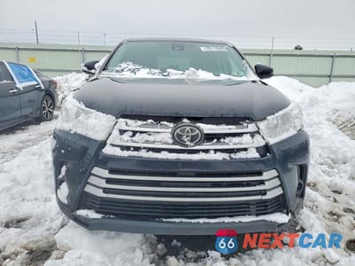 Piąte zdjęcie samochodu w środku: 2019 TOYOTA HIGHLANDER LE VIN:5TDBZRFHXKS974987 - miniatura