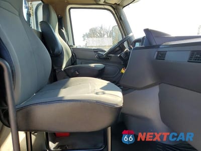 Piąte zdjęcie samochodu w środku: 2019 INTERNATIONAL RH613 SEMI TRUCK VIN:3HSDXTZN3KN554891 - miniatura