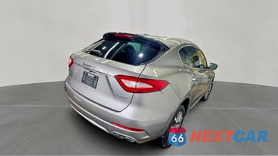 Czwarte zdjęcie samochodu z boku: 2017 MASERATI LEVANTE LUXURY VIN:ZN661XUL3HX264223 - miniatura