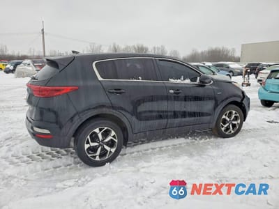 Trzecie zdjęcie samochodu z tyłu: 2020 KIA SPORTAGE LX VIN:KNDPMCAC5L7725358 - miniatura