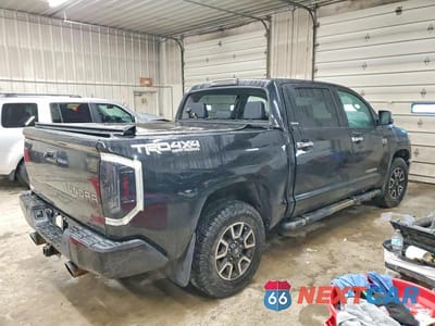 Trzecie zdjęcie samochodu z tyłu: 2018 TOYOTA TUNDRA LIMITED VIN:5TFHY5F15JX726552 - miniatura