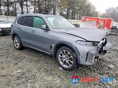 Czwarte zdjęcie samochodu z boku: 2025 BMW X5 XDRIVE40I VIN:5UX23EU00S9W29598 - miniatura