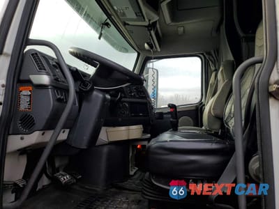 Piąte zdjęcie samochodu w środku: 2007 VOLVO VN VNL - SEMI TRUCK VIN:4V4NC9GH07N458023 - miniatura