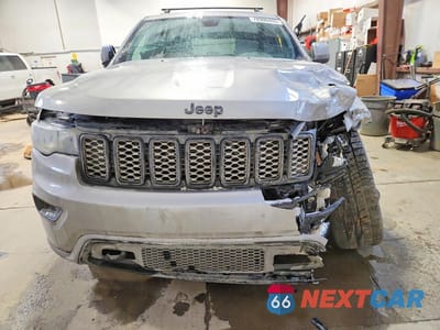 Piąte zdjęcie samochodu w środku: 2020 JEEP GRAND CHEROKEE LAREDO VIN:1C4RJFAG8LC104032 - miniatura