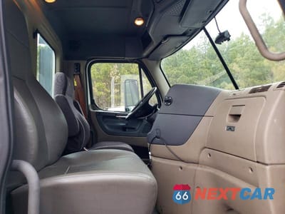 Piąte zdjęcie samochodu w środku: 2016 FREIGHTLINER CASCADIA 125 SEMI TRUCK VIN:1FUBGEDV7GLHC5652 - miniatura