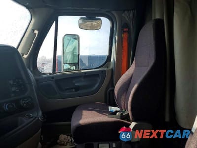 Zdjęcie 6 z 10 samochodu: 2018 FREIGHTLINER CASCADIA 125 SEMI TRUCK VIN:3AKJGLDR4JDJT8796 - miniatura