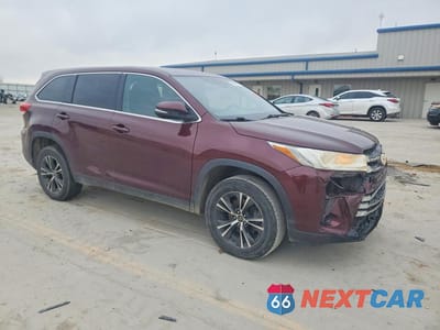 Czwarte zdjęcie samochodu z boku: 2019 TOYOTA HIGHLANDER LE VIN:5TDZZRFH8KS308886 - miniatura