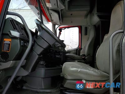 Piąte zdjęcie samochodu w środku: 2019 VOLVO VNL SEMI TRUCK VIN:4V4NC9EH5KN904226 - miniatura