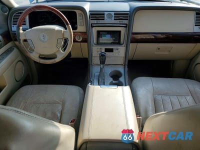 Zdjęcie 8 z 13 samochodu: 2004 LINCOLN NAVIGATOR VIN:5LMFU28R34LJ15220 - miniatura