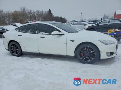 Czwarte zdjęcie samochodu z boku: 2014 TESLA MODEL S 85 4DR VIN:5YJSA1H13EFP42295 - miniatura