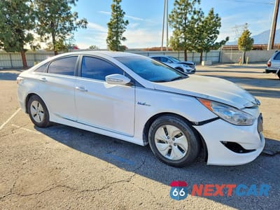 Czwarte zdjęcie samochodu z boku: 2013 HYUNDAI SONATA HYBRID VIN:KMHEC4A41DA094018 - miniatura