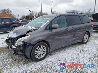 2013 TOYOTA SIENNA XLE 8-PASSENGER 5TDYK3DC2DS362272 - główne zdjęcie licytacji z USA - miniatura