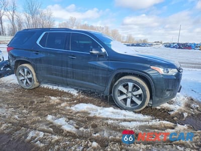 Czwarte zdjęcie samochodu z boku: 2021 CHEVROLET TRAVERSE LT VIN:1GNEVHKW7MJ108307 - miniatura
