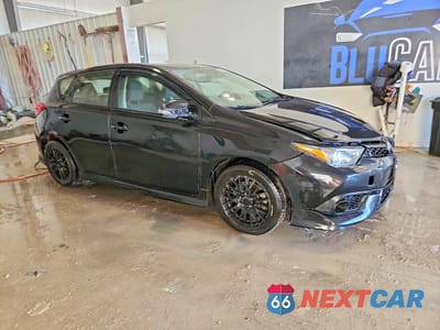 Czwarte zdjęcie samochodu z boku: 2017 TOYOTA COROLLA IM BASE VIN:JTNKARJE0HJ550580 - miniatura