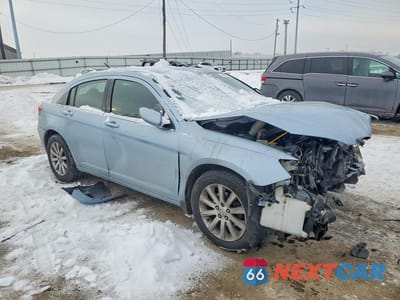 Czwarte zdjęcie samochodu z boku: 2013 CHRYSLER 200 VIN:1C3CCBBB2DN684982 - miniatura