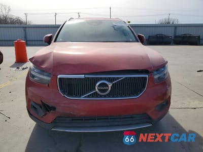 Piąte zdjęcie samochodu w środku: 2021 VOLVO XC40 T5 MOMENTUM VIN:YV4162UK8M2419697 - miniatura