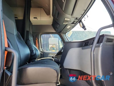 Piąte zdjęcie samochodu w środku: 2019 FREIGHTLINER CASCADIA 126 VIN:3AKJHHDR4KSHU7042 - miniatura