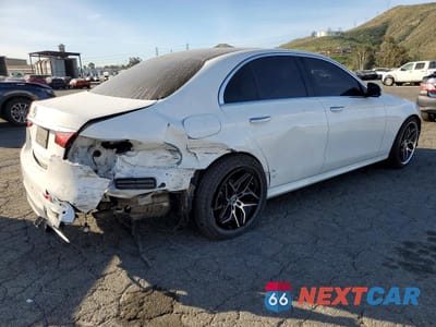 Trzecie zdjęcie samochodu z tyłu: 2022 MERCEDES-BENZ E 350 VIN:W1KZF8DB9NB021883 - miniatura