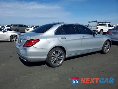 Trzecie zdjęcie samochodu z tyłu: 2019 MERCEDES-BENZ C 300 4MATIC VIN:55SWF8EB6KU292029 - miniatura