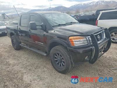 Czwarte zdjęcie samochodu z boku: 2015 NISSAN TITAN SV VIN:1N6AA0EC5FN509949 - miniatura