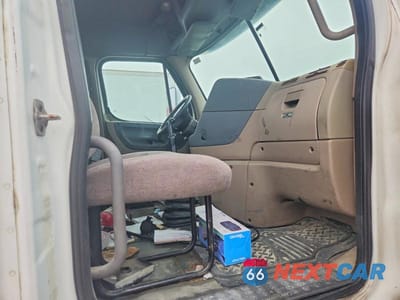 Piąte zdjęcie samochodu w środku: 2011 FREIGHTLINER CASCADIA SEMI TRUCK VIN:1FUJGEDR7BLBC4524 - miniatura