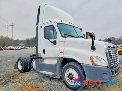 Zdjęcie 9 z 10 samochodu: 2016 FREIGHTLINER CASCADIA 125 SEMI TRUCK VIN:1FUBGEDV1GLHC5615 - miniatura