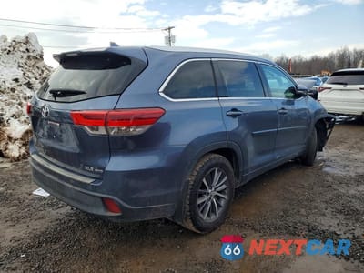 Trzecie zdjęcie samochodu z tyłu: 2017 TOYOTA HIGHLANDER XLE VIN:5TDJZRFH0HS360535 - miniatura