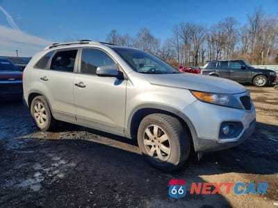 Czwarte zdjęcie samochodu z boku: 2012 KIA SORENTO LX VIN:5XYKT3A69CG248444 - miniatura