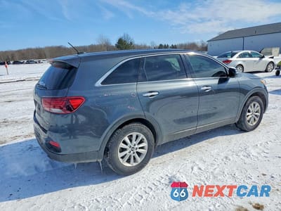 Trzecie zdjęcie samochodu z tyłu: 2020 KIA SORENTO VIN:5XYPG4A32LG681027 - miniatura