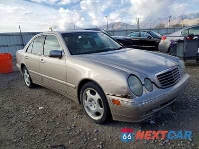 Czwarte zdjęcie samochodu z boku: 2001 MERCEDES-BENZ E 430 VIN:WDBJF83J61X050690 - miniatura