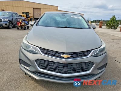 Piąte zdjęcie samochodu w środku: 2017 CHEVROLET CRUZE LT VIN:1G1BE5SMXH7240319 - miniatura