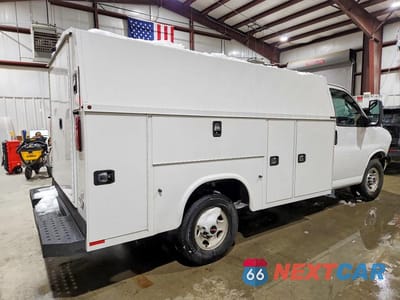 Trzecie zdjęcie samochodu z tyłu: 2023 GMC SAVANA CUTAWAY G3500 VIN:1GD07RFP8P1111187 - miniatura