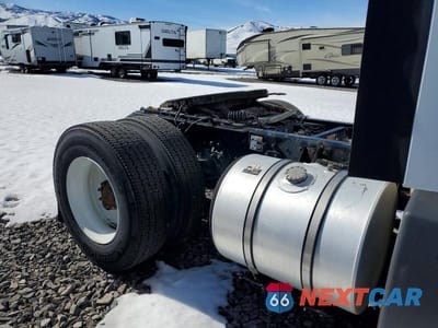 Zdjęcie 6 z 10 samochodu: 2016 KENWORTH T680 SEMI TRUCK VIN:1XKYA48X8GJ496618 - miniatura