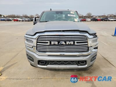 Piąte zdjęcie samochodu w środku: 2024 RAM 2500 LARAMIE 4WD 6C TDSL CREW CAB 6.7L V8 VIN:3C6UR5FL9RG402721 - miniatura