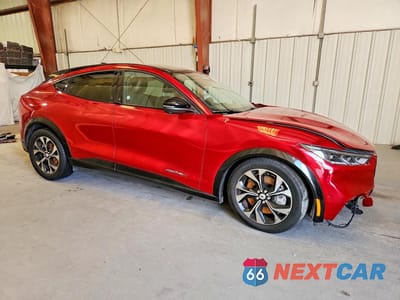 Czwarte zdjęcie samochodu z boku: 2023 FORD MUSTANG MACH-E PREMIUM VIN:3FMTK3SU7PMA83647 - miniatura