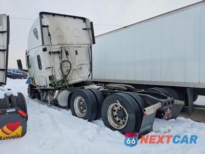 Trzecie zdjęcie samochodu z tyłu: 2023 FREIGHTLINER CASCADIA 126 SEMI TRUCK VIN:3AKJHHDR4PSMT7820 - miniatura