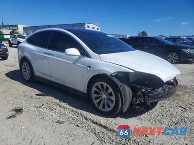 Czwarte zdjęcie samochodu z boku: 2021 TESLA MODEL X VIN:5YJXCAE23MF322872 - miniatura