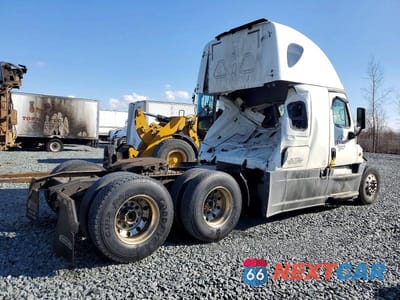 Czwarte zdjęcie samochodu z boku: 2015 FREIGHTLINER CASCADIA SEMI TRUCK VIN:3AKJGLD58FSGR7772 - miniatura