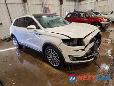 Czwarte zdjęcie samochodu z boku: 2019 LINCOLN NAUTILUS RESERVE VIN:2LMPJ8LP1KBL39449 - miniatura