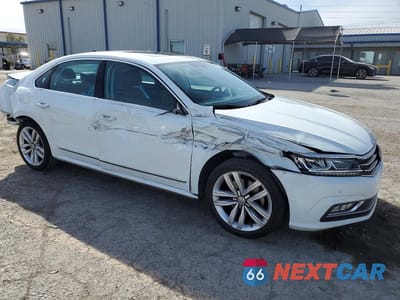 Czwarte zdjęcie samochodu z boku: 2017 VOLKSWAGEN PASSAT SE VIN:1VWGT7A37HC068634 - miniatura