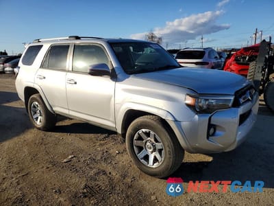 Czwarte zdjęcie samochodu z boku: 2015 TOYOTA 4RUNNER SR5/SR5 PREMIUM VIN:JTEBU5JR6F5267934 - miniatura